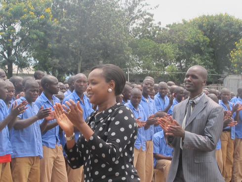 Abanyeshuri barangije amasomo ku kigo cya Iwawa bishimana na Umunyamabanga Uhoraho muri Minisiteri y'Urubyiruko na ICT, Rosemary MBABAZI.