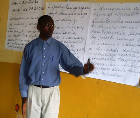 Iyakare Vedaste uhugura abagenzuzi ba Koperative z'amakawa mu karere ka Nyamasheke.