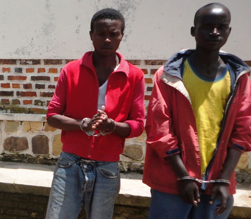 Iyakaremye na Ndayisaba batawe muri yombi kubera urumogi.