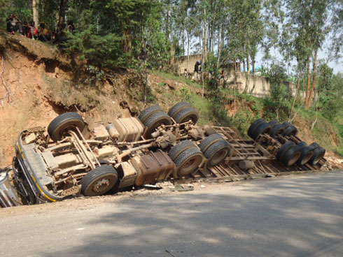 Iyi kamyo yaguye ku mukobwa mwiza.