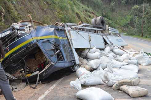 Iyi modoka yaguye ibyo yari yikoreye binyanyagira mu muhanda.