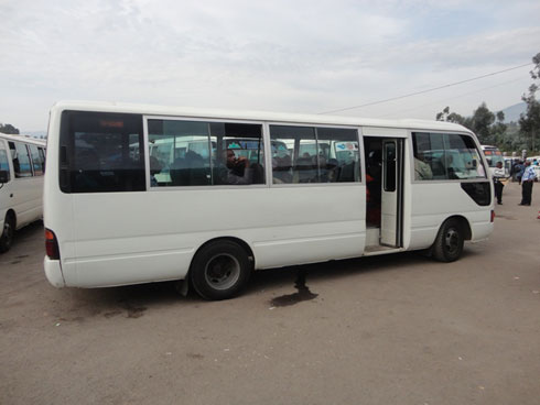 Iyi modoka yerekezaga ku Gisenyi. Abayirimo bavugaga ko badakwiye kurenganira mu bibazo biri hagati y'abayobora gare n'abafite imodoka.