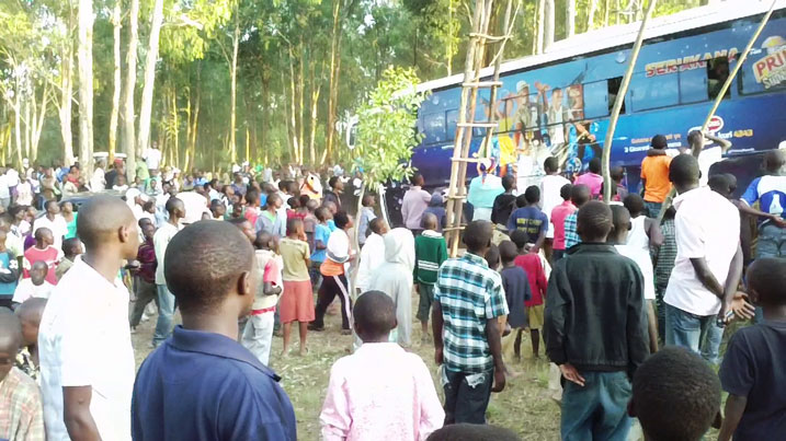 Urubyiruko rwo mu karere ka Muhanga rwahuruye ruje kureba bisi itwaye abahanzi bahatanira PGGSS 4.