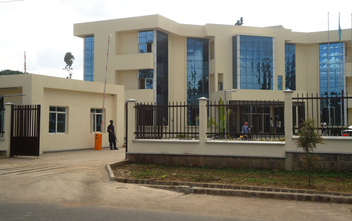 Iyi nyubako iri ku muhanda wa kaburimbo ugana i Nyakinama.