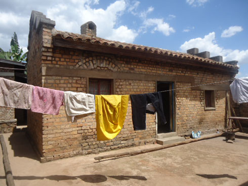 Iyi nzu n'ikibanza irimo nyirabyo yari yabiguze amafaranga ibihumbi 350 na Komini Mbazi.