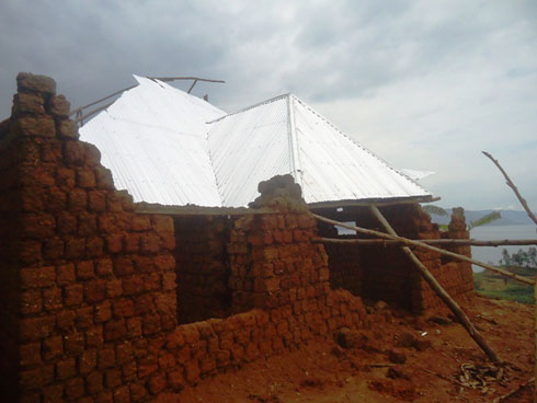 Iyi nzu na yo yasenyutse.