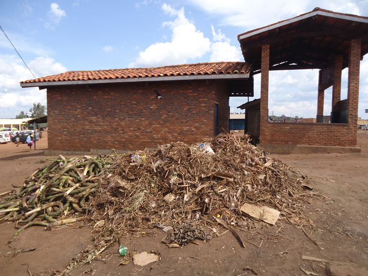 Iyi nzu ni ibagiro inyuma ya yo hakaba ari hamwe mu hakunze kugaragara ikirundo cy'imyanda yakubuwe mu isoko.