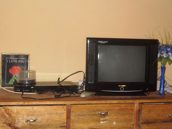 Iyi televiziyo na lecteur byari byamaze kugenda ku bw'amahirwe ababyibye bafatwa mu gihe barimo babishakira umukiriya.