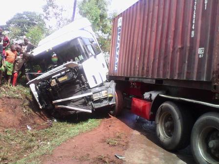 Iyi modoka yamaze kugonga izo moto yahise ihindura icyerekezo ireba aho yariturutse.