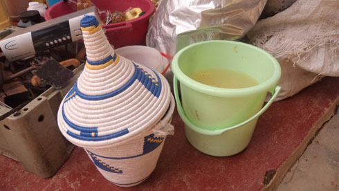 Iyi ndobo irimo inzoga bakoze mu Nanasi.