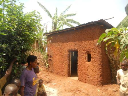 Iyi nzu batwikiyemo Kampire iri hagati mu yandi mazu.