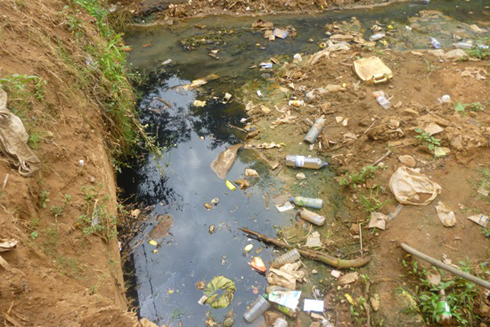 Iyi ruhurura ihita yongera igasibangana kubera imyanda ihora imenwamo.