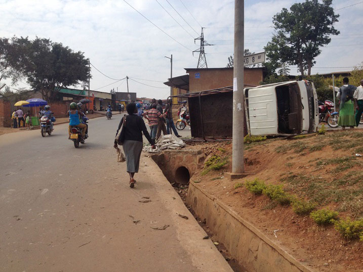 Iyo Daihatsu yaguye ubwo yageragezaga gukata iburyo imanuka mu muhanda uturuka kuri Control Technique.