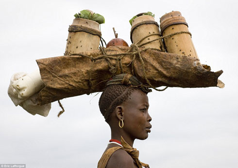 Iyo abagabo bari mu myiteguro, bifungirana amezi atandatu badasohoka, bakagemurirwa amafunguro arimo amata n'amaraso y'inka ngo bazasohokemo barabyibushye bihagije.