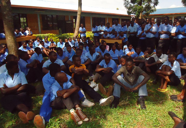 Iyo abanyeshuri bagiye kurya hari abandi baba biyicariye munsi y'ibiti kubera ko batatanze amafaranga yo kurya.