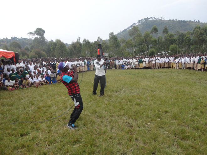 Iyo aririmba usanga urubyiruko rumufasha.