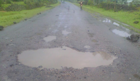 Iyo imvura iguye ibinogo byacitse mu muhanda Musanze-Cyanika birekamo amazi.