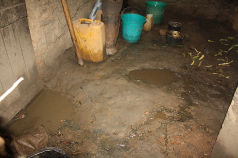 Iyo imvura iguye ntibabona aho bakinga umusaya.