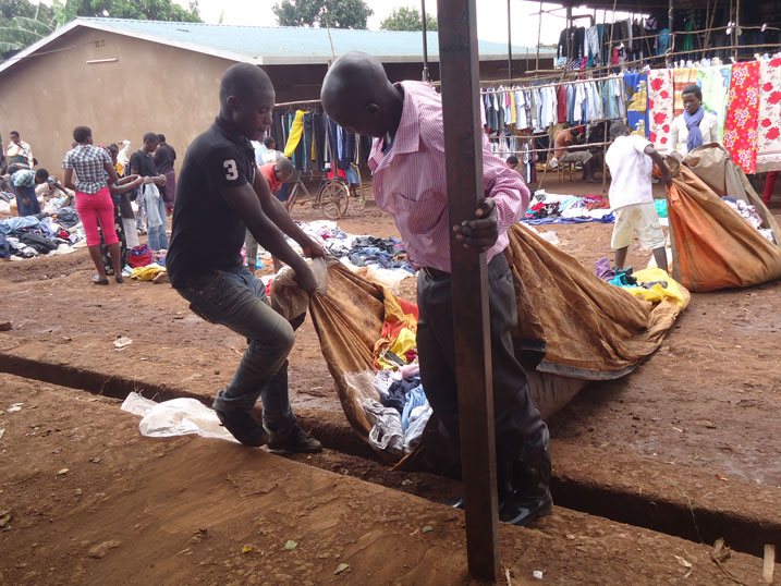 Iyo imvura ikubye ni uku baba barwana no kwanura ibicuruzwa bya bo.