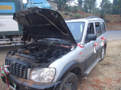 Iyo modoka yahiye moteri abageni bari barimo bararokoka.