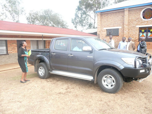 Mme Ndejuru Radegonde yerekana imodoka Madamu Jeannette Kagame yahaye Paroisse ya Mushaka.