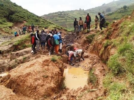 Iyo umwe ikirombe kimugwiriye abasigaye ntibibabuza gukomeza gucukura.