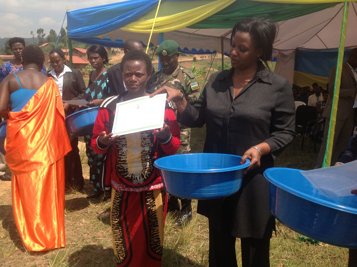 Izabiliza Jeanne atanga impamyabumenyi. Yasabye abatazi gusoma, kwandika no kubara kutagira isoni zo kugana amasomero.