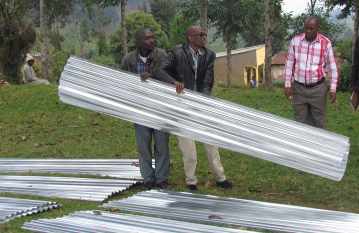 Izerimana Patrice ashyikiriza umwe mu batahutse amabati.