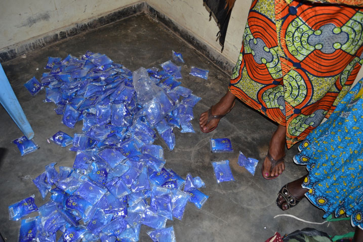 Izi ni nzoga bari bambariyeho imyenda.