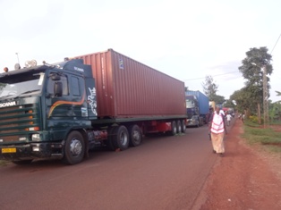 Izindi kamyo zari zabuze aho zinyura.