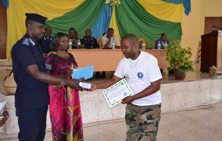 Abagize Community Policing barangije itorero bahawe impamyabumenyi.