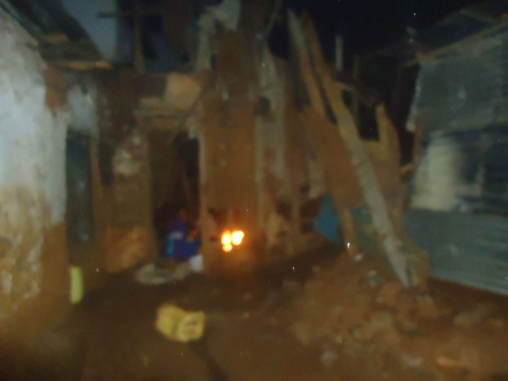 Inzu ebyiri zahiye zirakongoka gusa nyirazo yagize amahirwe abaturage baramutabara umuriro ntiwafata indi nini nyirazo abamo.