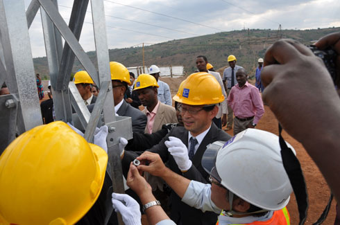 Ambasaderi Ogawa mu bikorwa byo kwagura station y