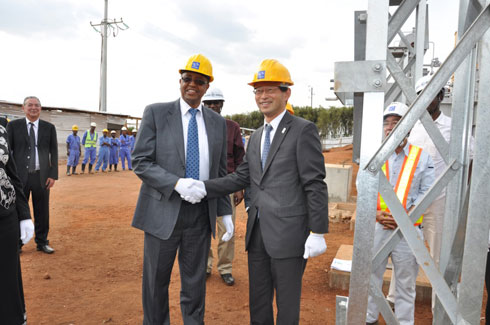 Minisitiri Lwakabamba na Ambasaderi Ogawa bishimiria aho imirimo yo kwagura ststion ya Musha igeze.