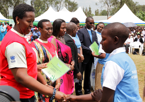 Jeannette Kagame yahembye abakobwa batsinze neza
