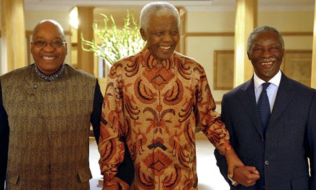 Nelson Mandela (hagati) n'abandi ba perezida bamukurikiye ku buyobozi bwa Afurika y'Epfo.