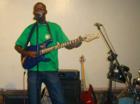 Jean Claude Rusakara Umugwaneza ngo kuririmba ntazabigira umwuga, nta nubwo akeneye kumenyekana cyane.