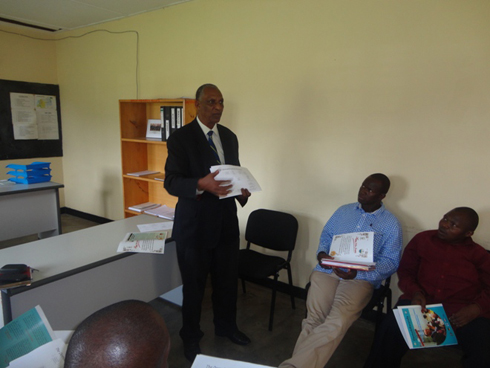 Jean Sayinzoga asobanurira aba badepite imikorere y'ikigo cya Mutobo.