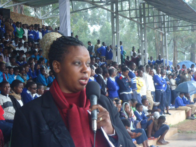 Umunyamabanga nshingwabikorwa w'intara y'amajyepfo, Jeanne Izabiriza, ati "kwirinda biruta kwivuza".