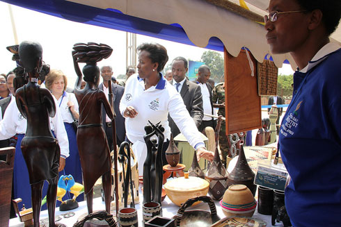 Madamu Jeannette Kagame yanatangije imurikagurisha riri kubera rimwe na kongere ryiganjemo ibikorwa by'ubukorikori bikorwa n'abagore.