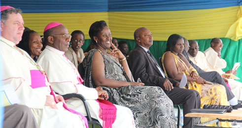 Uhagarariye Papa mu Rwanda Ruciano Ruso; Musenyeri Jean Damascene Bimenyimana uyobora Diyoseze ya Cyangugu; Madamu Jeannette Kagame; Guverineri w