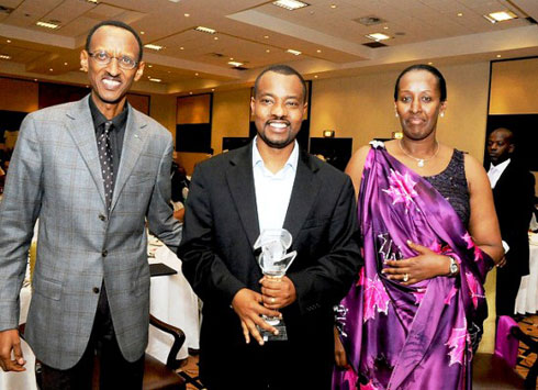 Perezida Kagame na Mme Jeannette Kagame, bamaze gutanga ibihembo ku rubyiruko muri CYRWA y