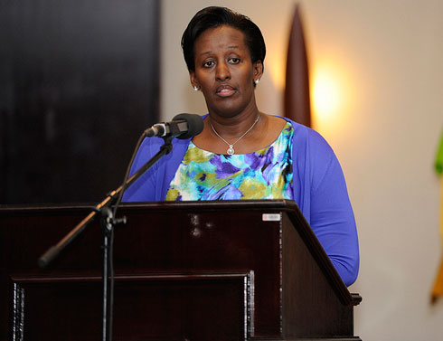Mme Jeannette Kagame aganiriza urubyiruko mu muhango wo gutanga ibihembo bya CYRWA2013.