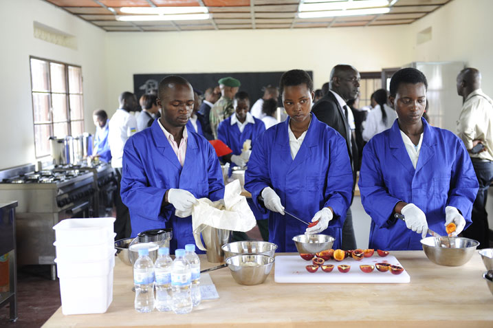 Mu ishuri ry'imyuga rya Cyanika biga gukora umutobe mu mbuto.