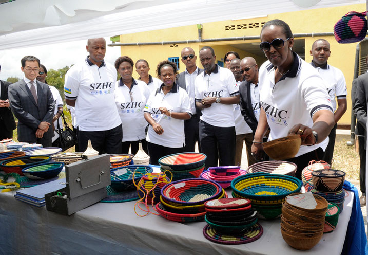 Madamu Jeannette Kagame yitegereza bimwe mu bikorwa by'abaturage mu murenge wa Cyanika mu rwego rwo kwiteza imbere.