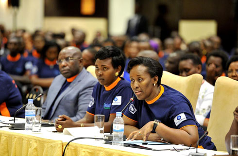 Jeannette Kagame ati abakoloni baratwanga badushakamo amaboko gusa.