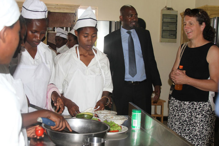 Jeni Klugman yerekwa uko abanyehuri bigishwa guteka.