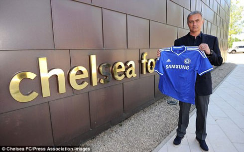 Jose Felix Mourinho nyuma yo gushyira umukono ku masezerano. 