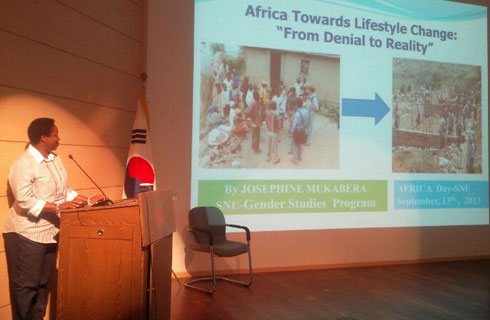 Josephine Mukabera asobanura inyendiko ye “Africa towards Lifestyle Change: From denial to reality”.