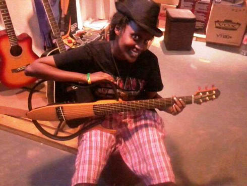 Joy arimo kwiga gucuranga gitari.